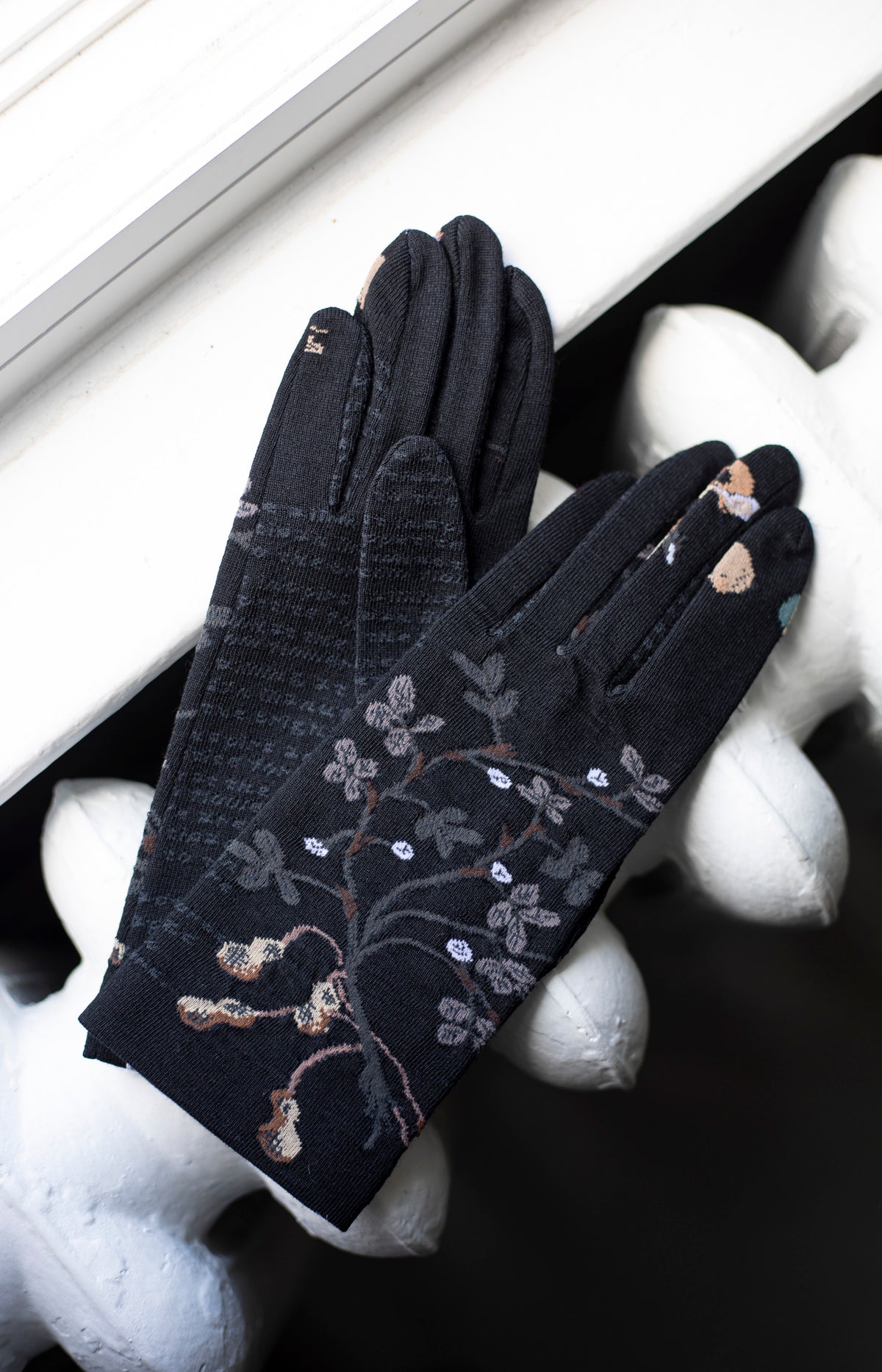 Black Peanut Tree Gloves
