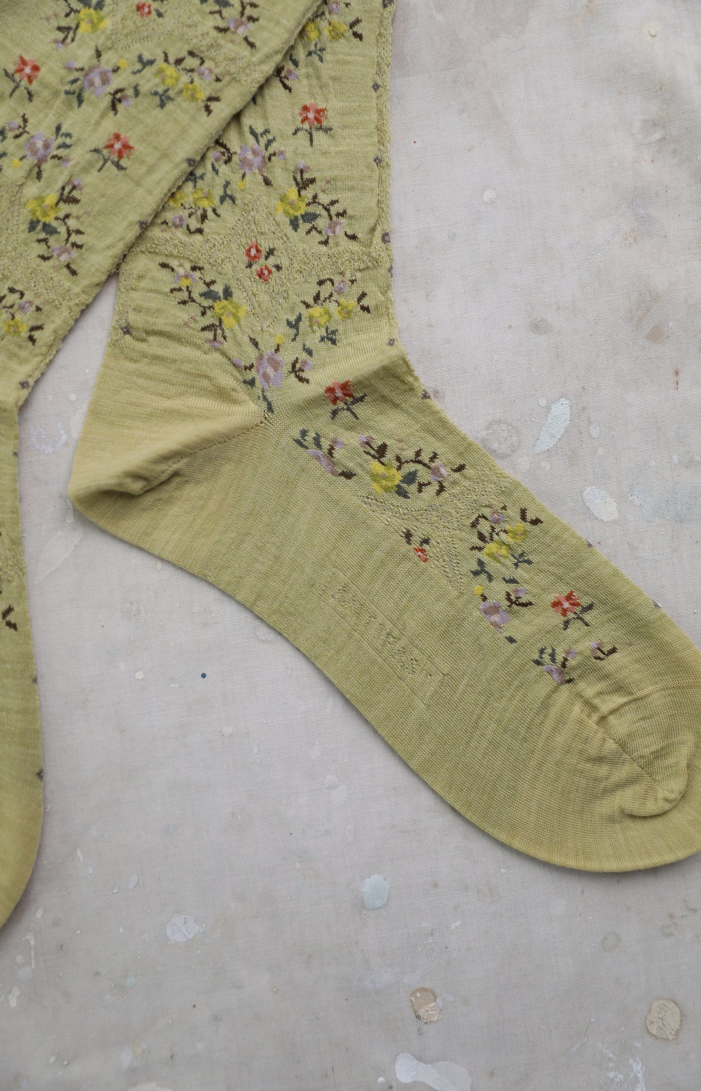 Lime Rose Wall Socks