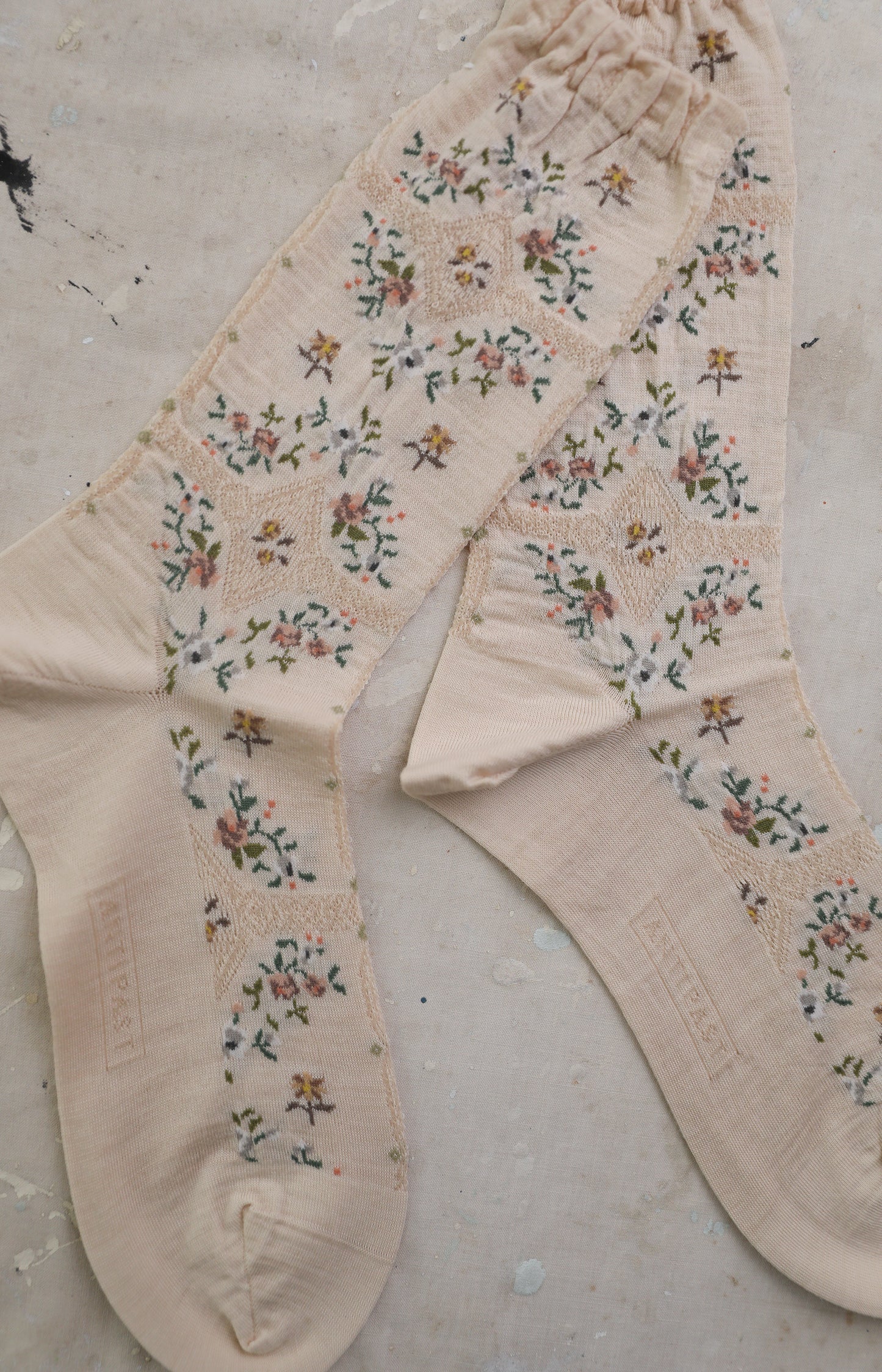 Ivory Rose Wall Socks