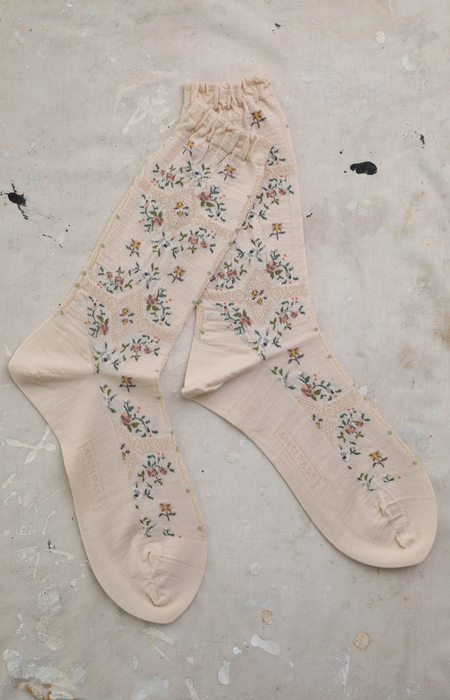Ivory Rose Wall Socks